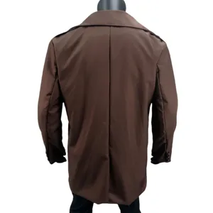 Dettaglio posteriore del soprabito marrone da uomo con colletto a risvolto classico elegante.