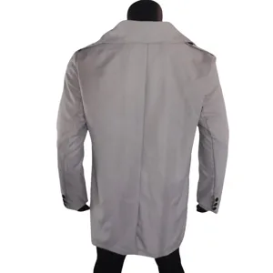 Dettaglio vista posteriore trench grigio uomo, giacca casual di media lunghezza primavera.