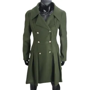 Tessuto in misto lana verde scuro, eleganti bottoni metallici doppiopetto e orlo svasato.