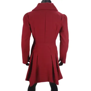 Dettaglio della vista posteriore del cappotto lungo in lana rossa elegante e svasato.