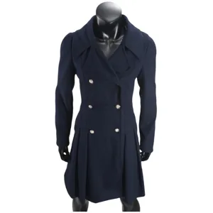 Classico cappotto in lana monopetto blu scuro con risvolto e orlo svasato a pieghe.