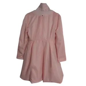 Cappotto lungo rosa donna vista posteriore dettaglio elegante abbigliamento stile moda