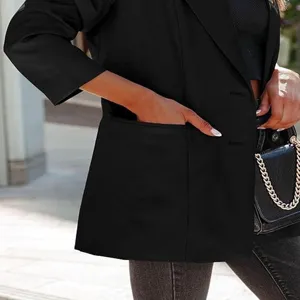 Vue detaillee de la veste blazer noire pour femme avec design de poche pour bureau elegant.