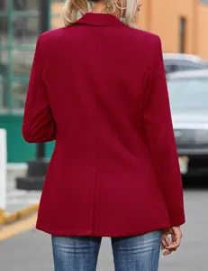 Chaqueta blazer casual de mujer en rojo vino, corte ajustado y diseño abierto para uso diario.