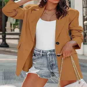Vue détaillée d'un blazer camel élégant associé à un short en jean et un débardeur blanc.