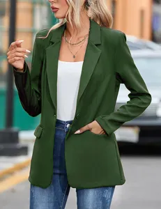 Vista detallada de cerca de la elegante chaqueta blazer para mujer verde oscuro con solapa.