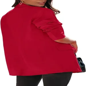 Vue détaillée de la veste blazer rouge pour femme à manches longues et coupe élégante.