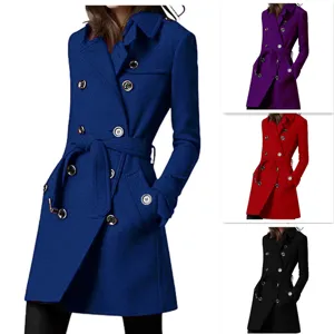 Primo piano di elegante cappotto lungo in lana con bottoni doppiopetto e cintura in vita.