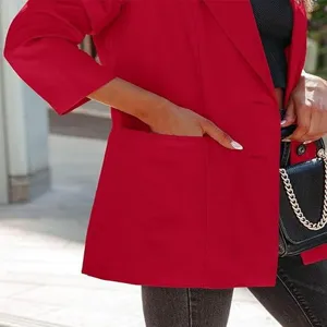 Vue détaillée d'une veste blazer rouge élégante pour femme avec manches longues et poches.