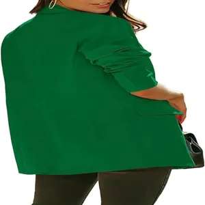 Détail de blazer vert, veste de costume professionnelle à manches longues pour femmes.