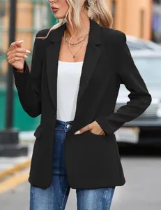 Blazer negro casual para mujer, vista detallada de prenda exterior profesional elegante.