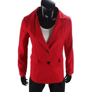 Vue detaillee de la veste blazer rouge pour femme, cardigan professionnel a revers classique.