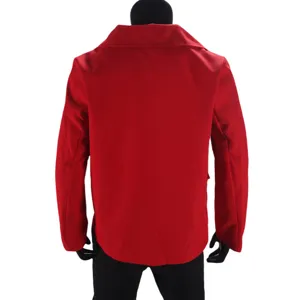 Vue arrière détaillée du blazer rouge uni pour femme montrant une coupe et un design propres.