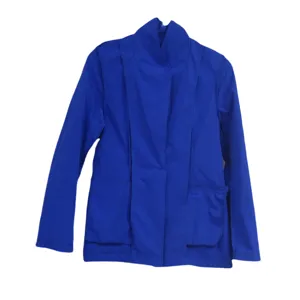 Vista detallada de chaqueta blazer informal azul para mujer con cuello y bolsillos elegantes.