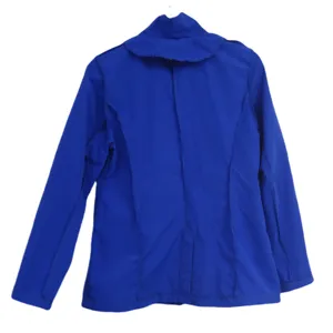 Detalle de espalda de chaqueta de mujer azul, prenda profesional de manga larga, diseño diario.