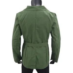 Vista trasera de chaqueta blazer casual verde de mujer con cinturón para la temporada.