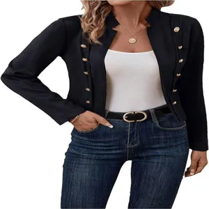 Detailaufnahme des schwarzen kurzen Blazers mit goldenen Knöpfen und Stehkragen.