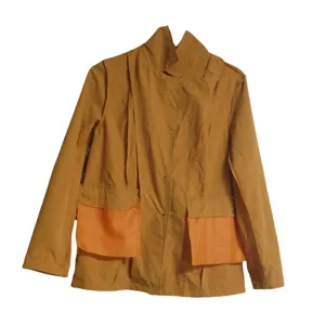 Veste blazer femme d'automne avec poches contrastées, vêtement d'extérieur chic.
