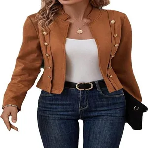 Nahaufnahmen der Damen Herbst Winter Wildleder Militärjacke mit goldenen Knöpfen.
