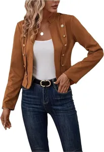 Nahaufnahme der braunen Damen Kurzjacke aus Wildleder-Imitat mit eleganten Metallknöpfen.