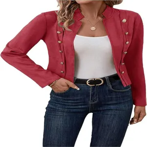 Nahaufnahme Detail der roten Damen Wildlederjacke mit goldenen Knöpfen und Stehkragen.