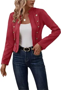 Detailansicht der kurzen Damen-Wildlederoptik-Jacke mit stilvollen zweireihigen Metallknöpfen.