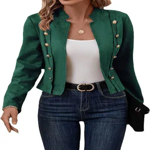 Detailansicht des eleganten grünen Blazers mit goldenen Knöpfen und edlem Stehkragen.