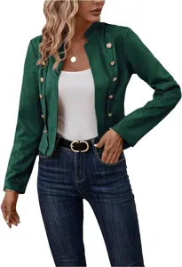 Nahaufnahme Detail der eleganten grünen Velourslederjacke mit stilvollen goldenen Knöpfen.
