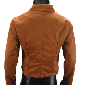 Detailansicht der braunen Wildleder-Kurzjacke von hinten mit taillierten Nähten und Stehkragen.