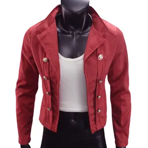 Detailansicht der roten Damen Kurzblazer Jacke mit zweireihigen Knöpfen und Reverskragen.