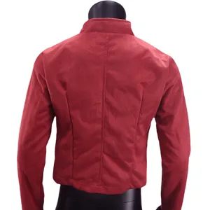 Rote Damen Kurzjacke Rückansicht Detail zeigt schlanke Passform und Stehkragen Design.
