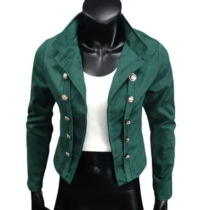 Nahaufnahme des dunkelgrünen kurzen Blazers mit auffälligen goldenen Doppelreihenknöpfen.