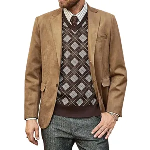 Detailaufnahme einer braunen Herren Wildleder Blazer Jacke mit Rauten Strickweste und Hemd.