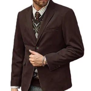 Detailansicht der braunen, eleganten lässigen Herren-Anzugjacke mit geschichteter Weste.