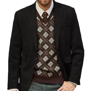 Herren Freizeit Blazer Jacke kombiniert mit brauner Argyle Pullover Weste und Hemd.