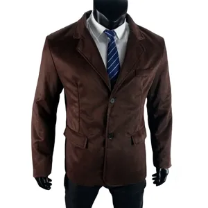 Braunes lässiges Herren Sakko Anzugjacke Detail mit Reverskragen und Knöpfen vorne.