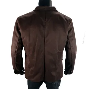 Rückansicht Detail der braunen Herren Freizeitsakko Jacke mit Schlitz und langen Ärmeln.