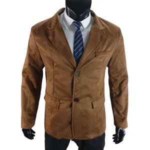 Detailansicht der braunen lässigen Herren Blazerjacke mit weichem Stoff und Knöpfen.