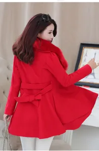 Detalles del abrigo de lana rojo para mujer con cuello de pelo y diseño entallado y elegante.