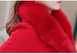 Detalle de abrigo lana roja, cuello de piel sintética grande, ropa de invierno elegante.