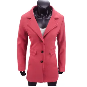 Gedetailleerd overzicht roze wollen damesjas, enkelknoops reversontwerp, winterstijl.