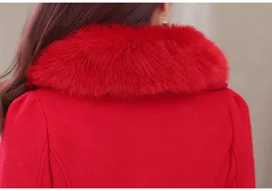 Detalle de primer plano del cuello de piel sintética roja y la espalda de un abrigo de lana.
