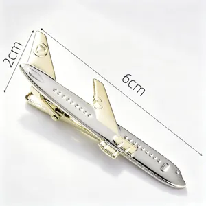 Pince à cravate en métal en forme d'avion argenté et doré, accessoire élégant pour hommes.