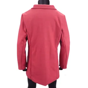 Achteraanzicht detail van de dames wolmix jas, stijlvolle revers en elegante snit.
