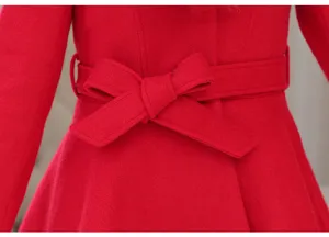 Detalle de primer plano del cinturón de cintura y el elegante lazo del abrigo de invierno rojo.