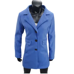 Klassieke blauwe wollen jas voor dames met reverskraag, knopen en handige zakken.