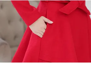 Detalle abrigo lana rojo mujer invierno moda cálido ropa bolsillo diseño slim fit elegante moderno