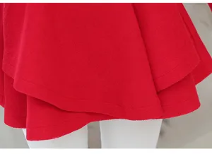 Detalle de abrigo de lana roja mujer otoño invierno moda tela cálida primer plano