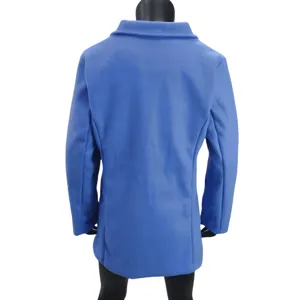 Achterkant detail van blauwe wollen damesjas winter warm lange mouw revers cardigan stijl.