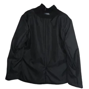 Herren schwarze Freizeitjacke Detailansicht, stilvoller Stehkragen Herbst Oberbekleidung.